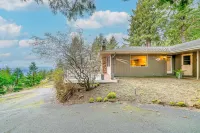Inviting home with spectacular view, hot tub, balcony, fireplace, & W/D Hotels in Manzanita