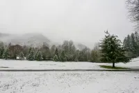 Mountain-view condo on the golf course with WiFi, private W/D & gas grill Hôtels à : Rhododendron