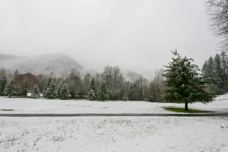 Mountain-view condo on the golf course with WiFi, private W/D & gas grill