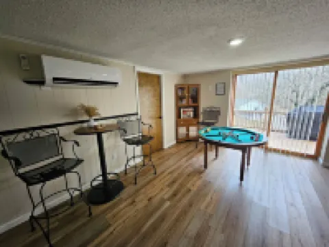 Charming 3-bedroom house with 1000sqft arcade style game room in awesome Bristol Hotels in Bristol