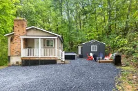Hot Tub, Fire Pit, Grill and Fast Wifi - Charming Cozy Retreat Hotels in Luray