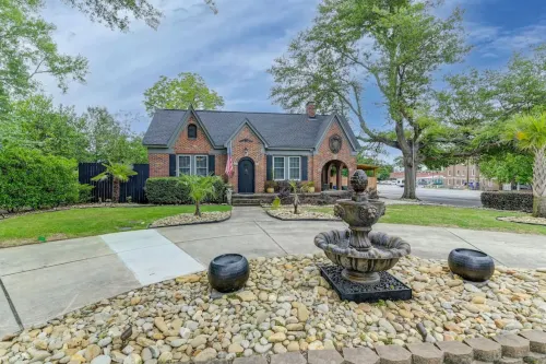 Hot Tub and Fenced Yard for Relaxation - Charming Cottage Retreat Hotel a West Columbia