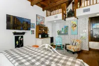 Private Hot Tub and Serene Garden Setting - Inviting Charming Oasis