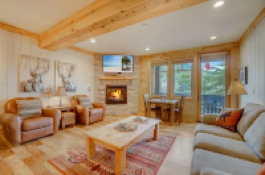 Private Deck and Spacious Great Room - Charming Luxury Escape