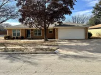 New! Minutes from TTU, LCU, medical district, & golf Các khách sạn gần Thunderzone Family Fun