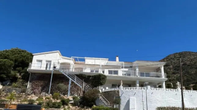 Magnifique Villa Avec Piscine et vue Panoramique Hotels near Point de Vue