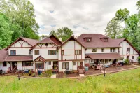 Hot Tub, River Access, and Walkable Location - Charming Retreat فنادق في White County