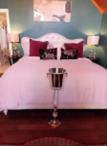 Love Shack! New Hot Tub, Soaker Tub, King Bed, Pine Trees, East Texas Stay