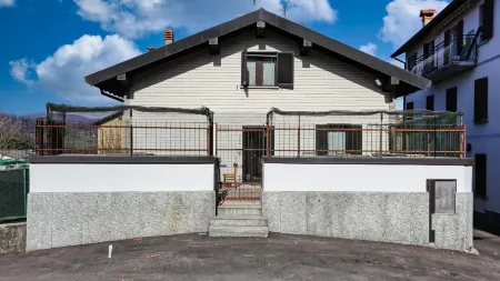 Piazza 25 Aprile in San Fedele Intelvi Отели рядом с достопримечательностью «Casinò di Campione»