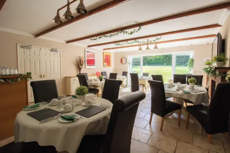 Lovesgrove Country Guest House Отели рядом с достопримечательностью «Lamphey Bishop's Palace»