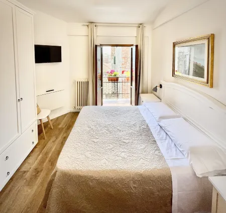 Hotel S. Ercolano Отели рядом с достопримечательностью «Cappella di San Severo»