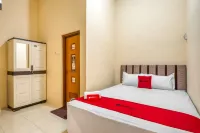RedDoorz Syariah Near Kebon Rojo Park Blitar Hotel a Reggenza di Blitar