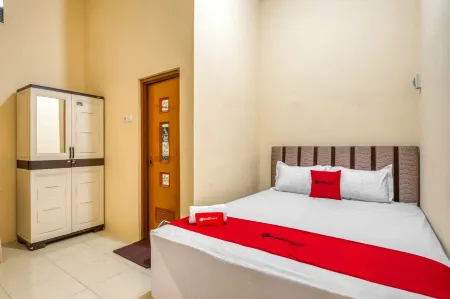 RedDoorz Syariah Near Kebon Rojo Park Blitar Отели в г. Sananwetan