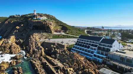 The Point Hotel & Spa Отели рядом с достопримечательностью «Post Office Tree»