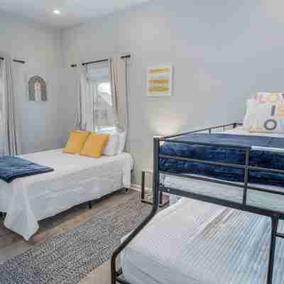 Cozy and Lovely 2Br 2BA Apt#A Near Lively Downtown Rooms