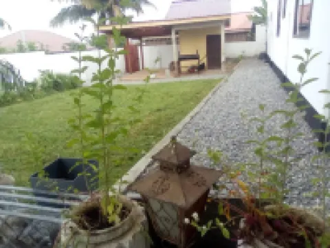 Sleep6-PrivateGarden-OffStreetParking-AirCon Kasoa Hotel di 