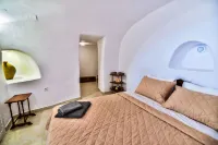 Caves 1880 Hotels in Finikia