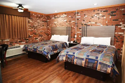 Fellows Creek Lodge Hotels near Canton Public Library