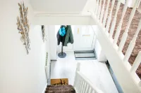 Spacious 5-Bedroom Home - Sleeps 11 & Free Parking Hotels in Tilbury