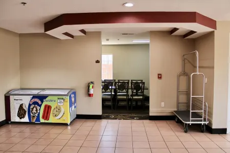 HomeTown Inn & Suites Отели в г. Грегг