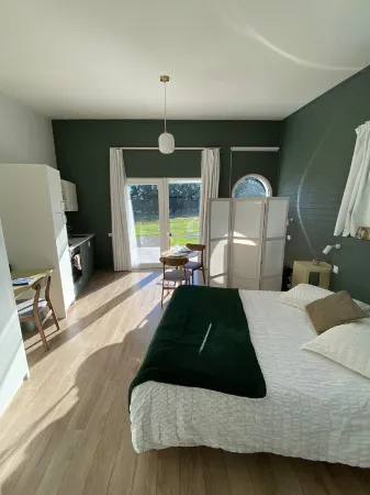 Hôtel les Voisins Beaucemaine Отели в г. Плёк-сюр-Лье