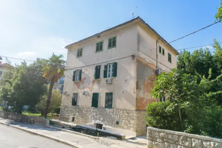 Best Location Rooms Отели рядом с достопримечательностью «Split Circus - Monty Python Bar»