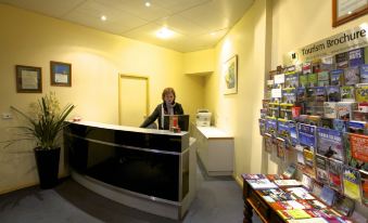 Mayfair Plaza Motel and Apartments