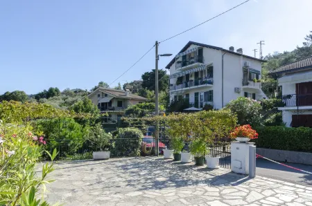 CA du Pescou Rapallo, Charming 2,Bedroom Apartment with Stunning Hill Views Overlooking the Greenery