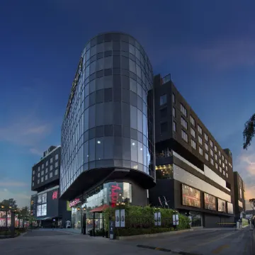 The Waverly Hotel & Residences Отели рядом с достопримечательностью «Торговый центр VR Bengaluru»