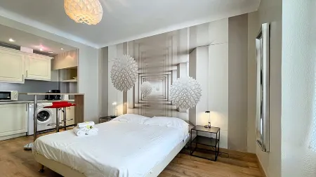 Hotel le Florian Отели рядом с достопримечательностью «Rue Meynadier»