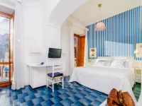Hotel la Bussola Hotel dekat Ruga Nova Mercatorum (Via dei Mercanti)