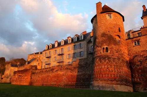 Logis Muraille Romaine, Centre Historique, Lit Queen Size