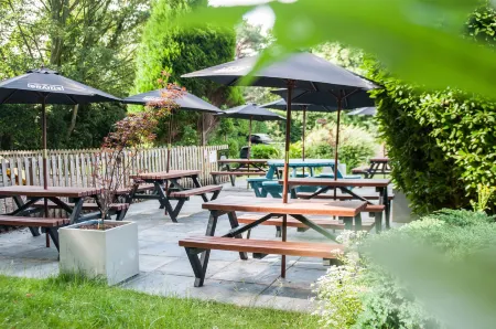 Lamb & Flag Inn Отели в г. Ллантилио Пертоли