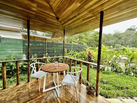 Almendros Eco-Villas Отели рядом с достопримечательностью «Rotonda Florencia de San Carlos. PUNTO DE REFERENCIA.»