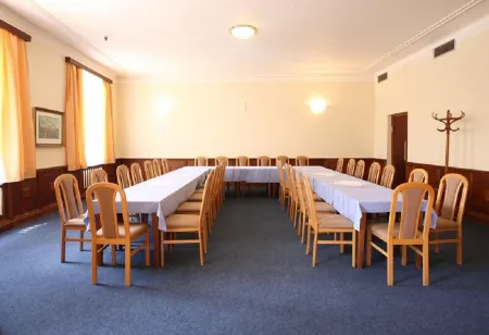 Hotel U Černého Orla Отели в г. Тршешть