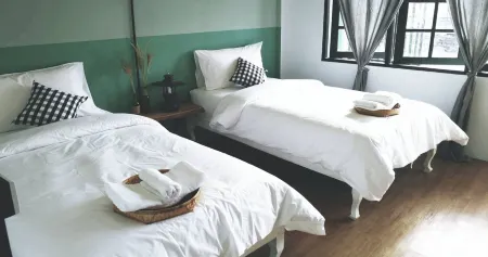 I-DNA PhanatNikhom Hometel Отели рядом с достопримечательностью «Wat Khao Din Yannimit»