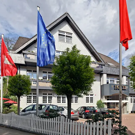 Boutique Hotel Poppenbütteler Hof Отели рядом с достопримечательностью «Станция метро "Берне"»