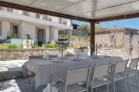 Cyrus&Janus Flats - de Vivo Realty