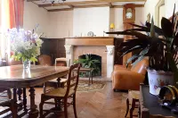 Le Vieux Noyer Hotels in Réaux-sur-Trèfle
