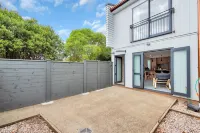 Beautifully Styled 2Br w 2 Carparks & Aircon Hotell i Grafton