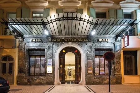 Hôtel Vacances Bleues Royal Westminster Отели рядом с достопримечательностью «Валь Раме-Ментона Ботанический сад»