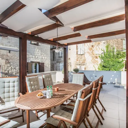 Tinel Longo, Holiday Home for up to 8, City Center, BBQ, Terrace
