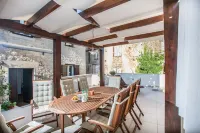 Tinel Longo, Holiday Home for up to 8, City Center, BBQ, Terrace