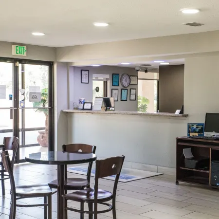 Mockingbird Inn & Suites