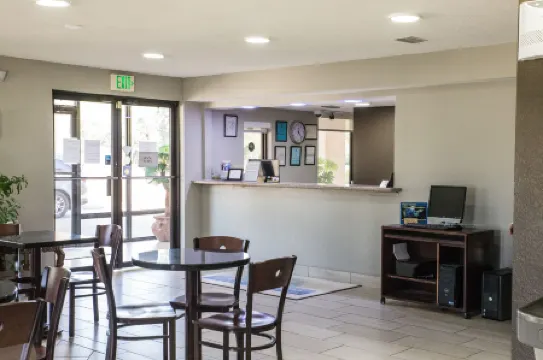 Mockingbird Inn & Suites