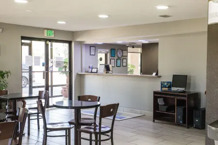 Mockingbird Inn & Suites