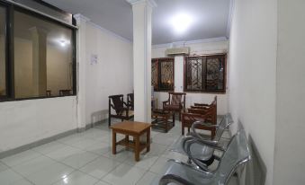 RedDoorz Plus Near WTC Batanghari Mall
