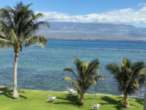 Seaside Surf Spot Oceanfront 1-bedroom in Ma'alaea with AC