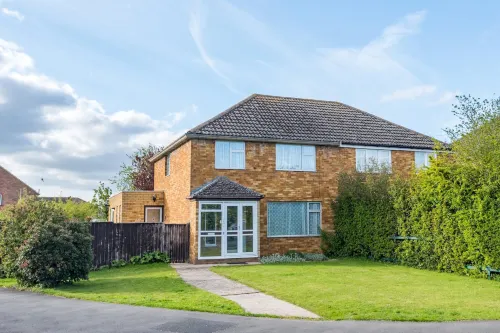Kidlington 3 Br House with Parking & Large Garden