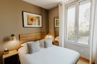 Hôtel le Petit Castel Hotels in Антіб